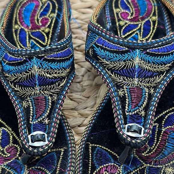 King Embroidered Black Toe Thong Molded Sole Sandals - Picture 4 of 8
